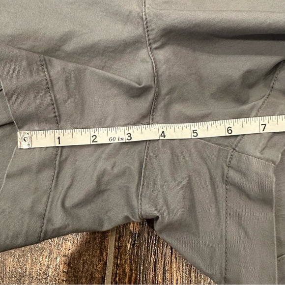 EUC Mid-Rise Everyday Shorts in Blank Slate 3.5” Inseam Size 14 - Picture 4 of 6